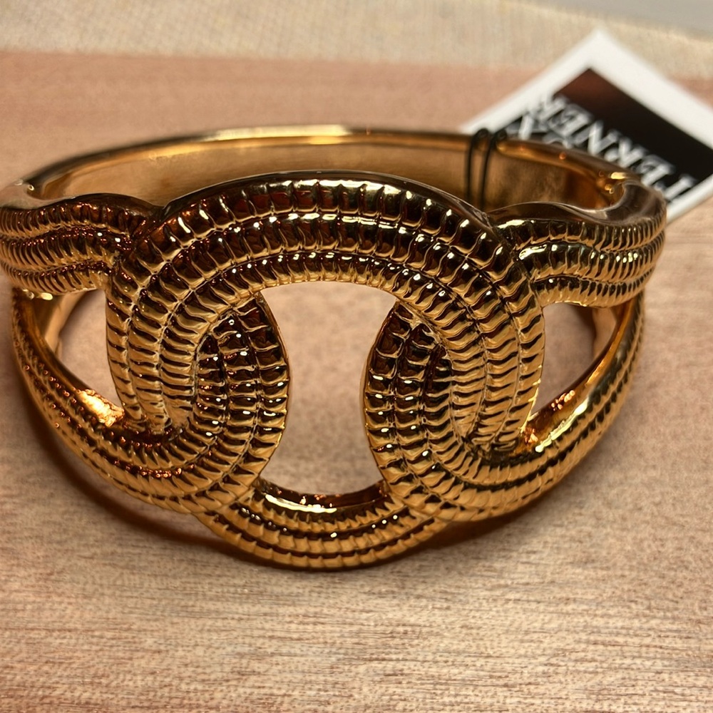 NWT Bijoux Terner Gold Interlocking Bracelet
